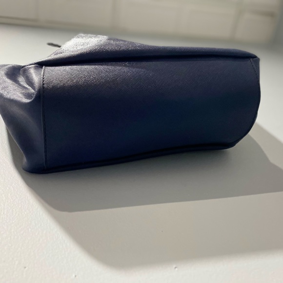 Gently used Tommy Hilfiger medium-size handbag. In good condition. - Picture 3 of 4